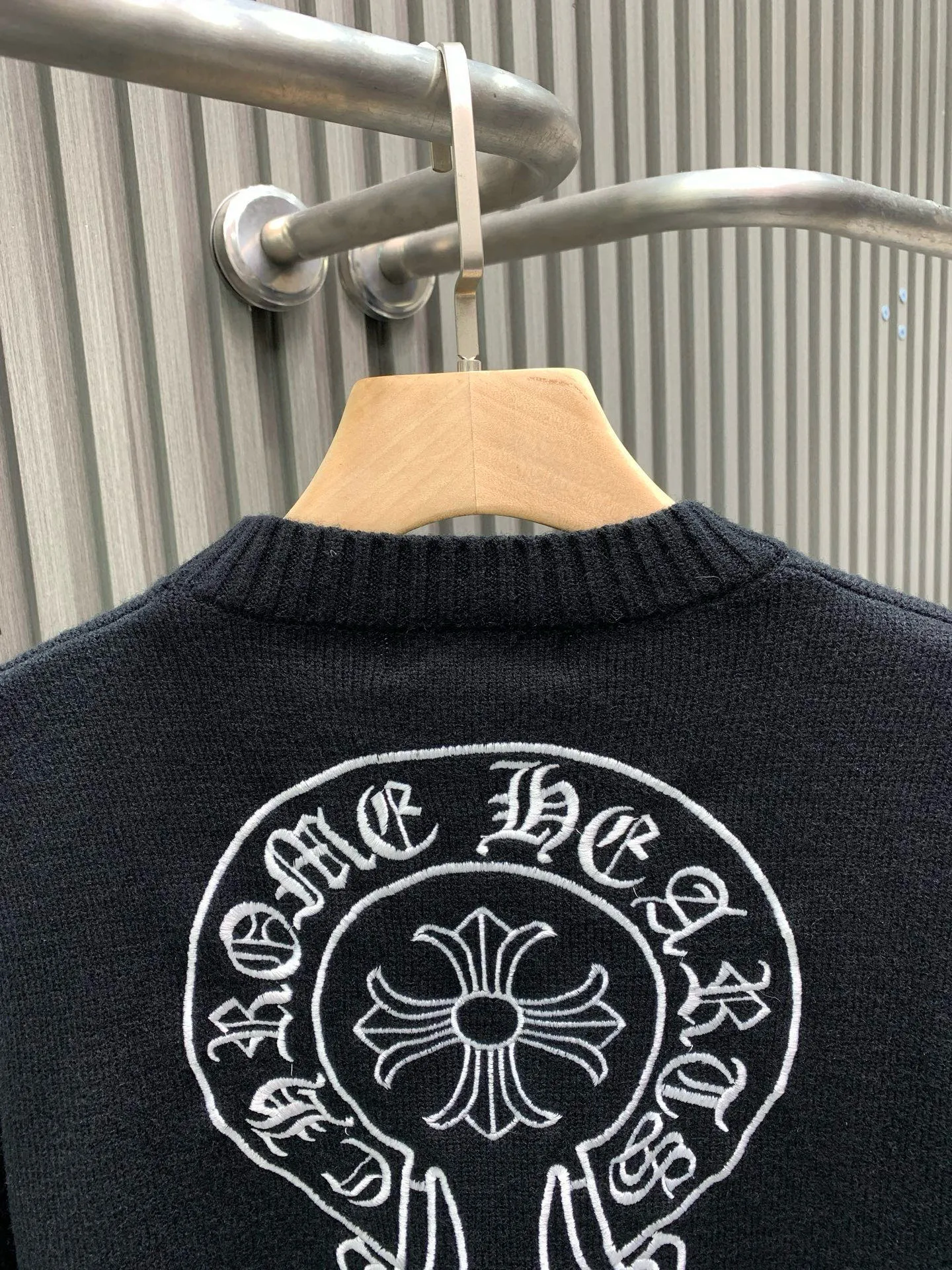 🅿️400 🀄️ Chrome Hearts 2025 autumn and winter new Sanskrit cross-flower knitted pullover. The fabric is made of pure cotton wool. It has a delicate and soft touch. The texture is breathable. It comes with 1x1 thread in the same cylinder. The neckline thread is a pure cotton stretcher thread. The back uses an imported embroidery machine and is not easy to fall off. It is super delicate. It is like a ceiling. The hangtags are all developed and customized according to the original version. It adopts a box-cut design, which is more simple and loose. At the same time, it also hides meat and is leaner. The product is extremely difficult. It is extremely white and youthful. Both men and women can control it. It is an indispensable simple item in autumn. Positioned tailoring. Oversize. Loose version. Full of details. Customized matching accessories. Leather embossed craftsmanship. The style is rock and roll retro. The workmanship and texture are first-class. Three labels are consistent. The packaging bag has a logo. It is tall and can be worn by both men and women.